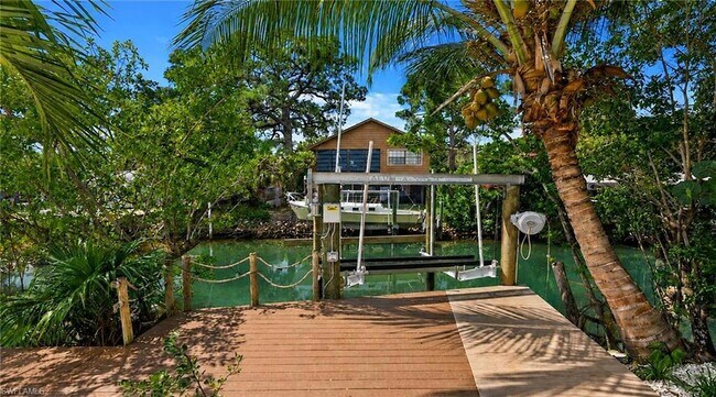 Building Photo - 2736 Riverview Dr