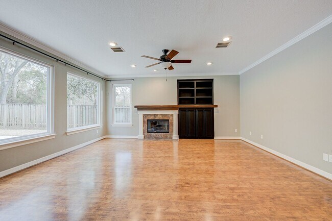 Building Photo - 5 Bed/ 3 Bath Two Story Home