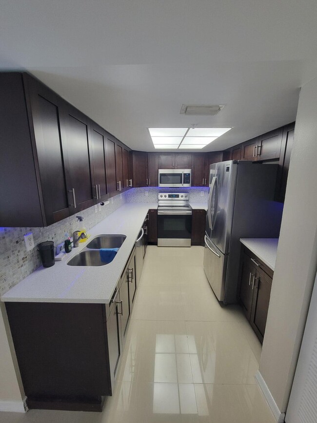 Building Photo - 1400 Crestwood Ct S