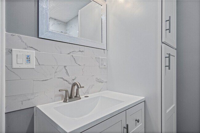 Building Photo - 325 1st St