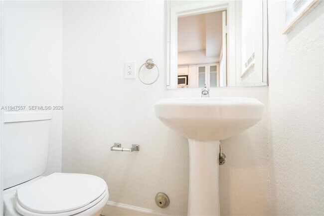 Building Photo - 2180 Bay Dr