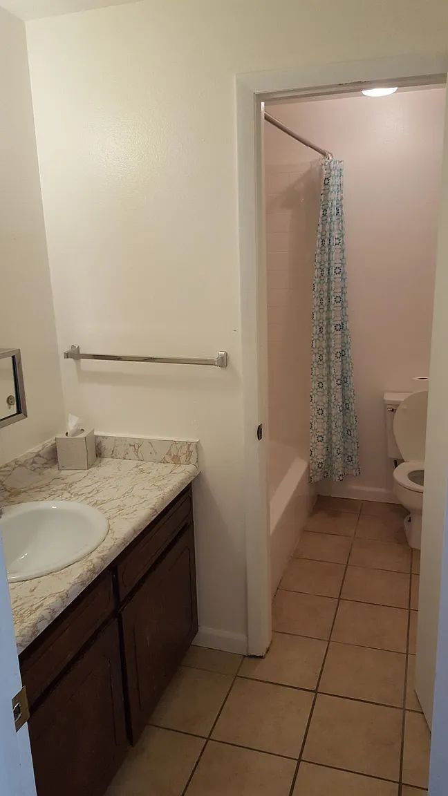 Building Photo - Charming Golden Townhome!