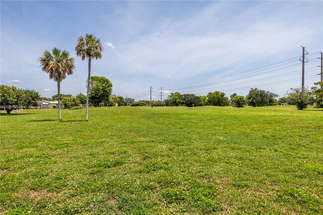 Building Photo - 4902 N Travelers Palm Ln