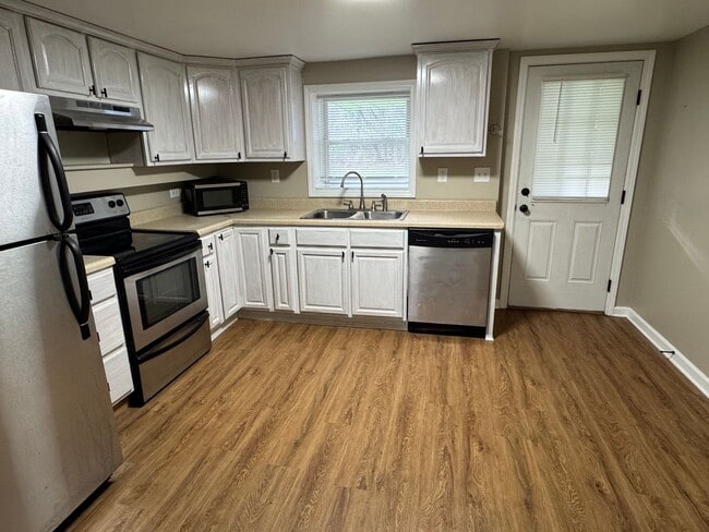 Building Photo - 2903 S Greenwood Dr