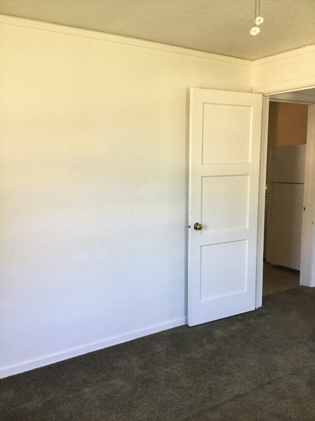 Building Photo - Quaint One Bedroom Duplex ~Close to Campus!