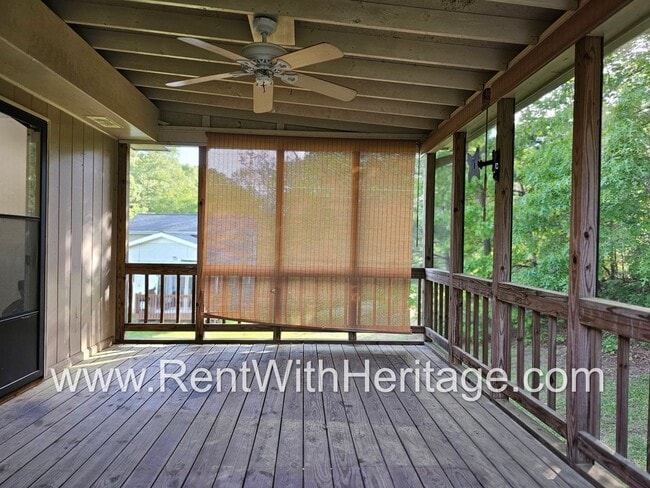 Building Photo - Amazing 4 Bedroom/ 2 Bath Home / Bonus Roo...