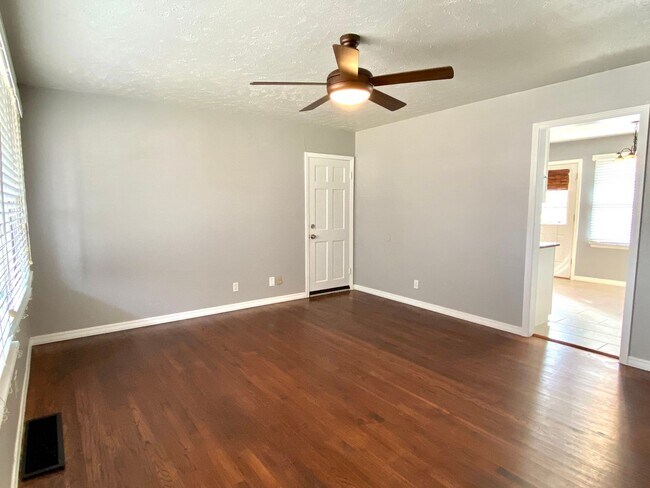 Building Photo - 3 Bed 1 bath with Huge Backyard!!