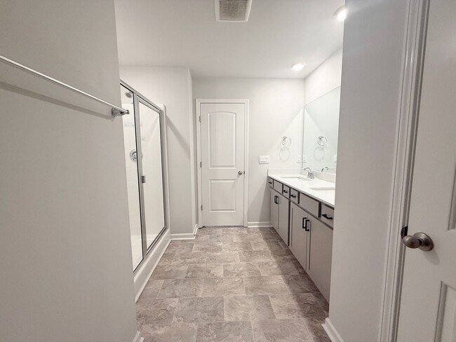 Building Photo - Newly Built 3 Bedroom Home - Baxter