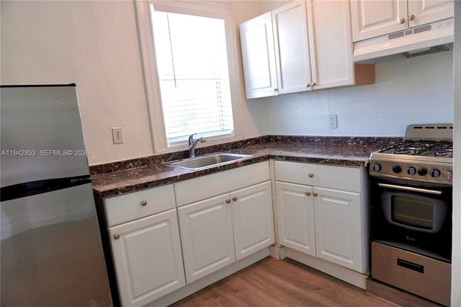 Building Photo - 501 SW 6th Ct