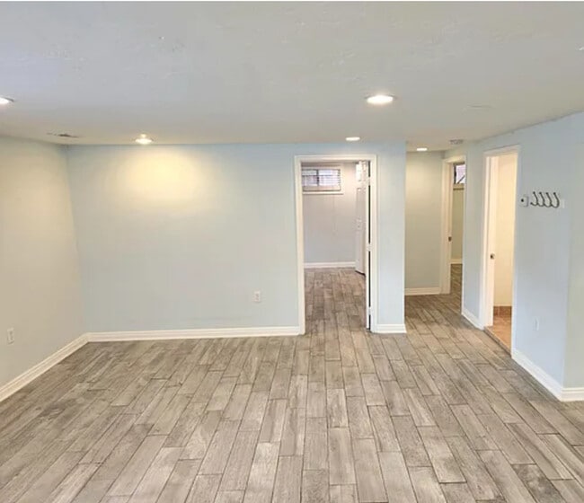 Building Photo - Beautiful 3-Bedroom Garden Apartment in th...