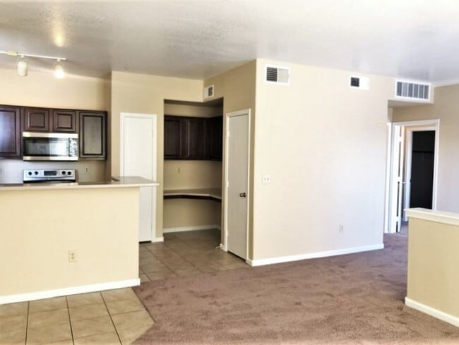 Building Photo - Spacious 1 Bedroom Condo in North Central Phoenix!