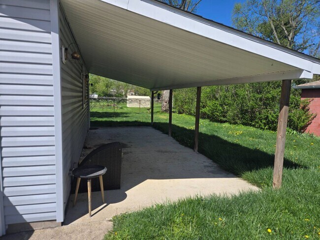 Building Photo - Charming 5-Bedroom Property in Prime Location