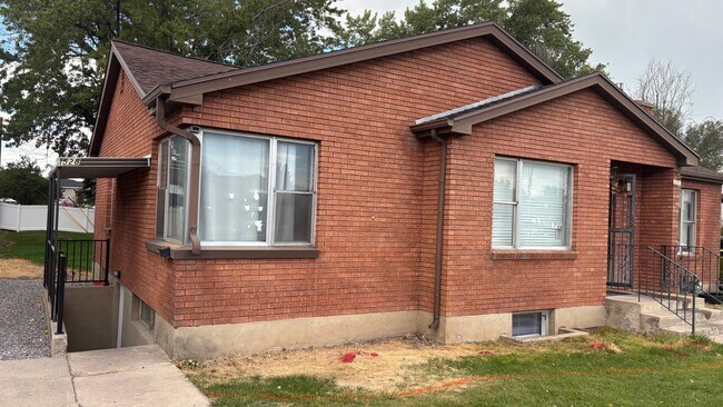 Building Photo - 528 E 400 N