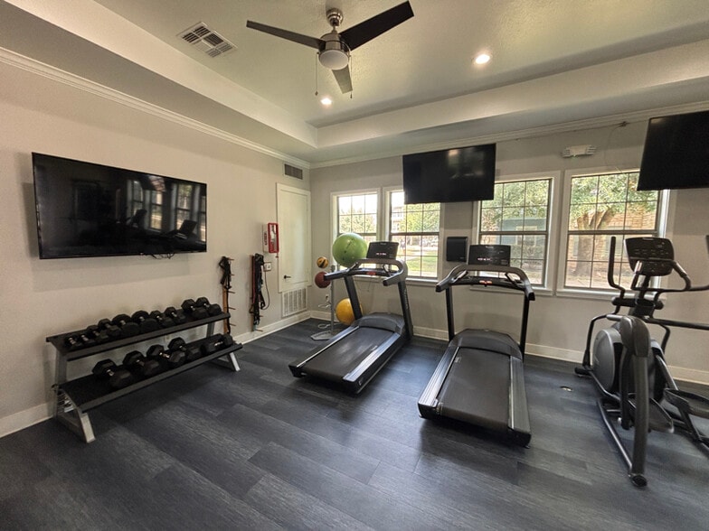 Building Photo - 4925 Cromwell Dr