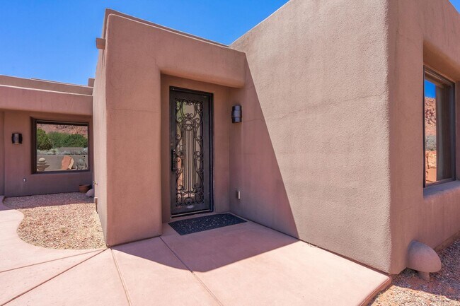 Building Photo - Exquisite Custom Home in Prestigious Commu...
