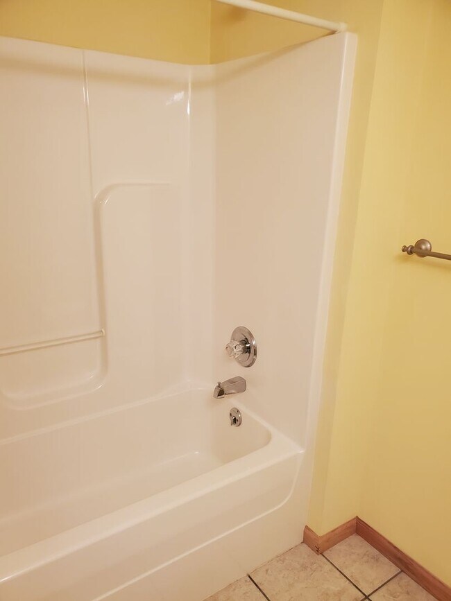 Building Photo - 3 bedroom 3 bath, 2car gar, balcony deck a...