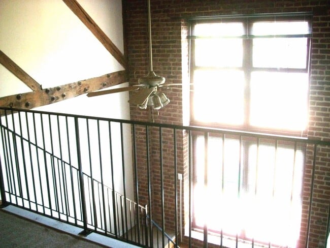 Building Photo - -- AVAILABLE AUGUST 8TH -- 2 BR / 2 BA Spe...