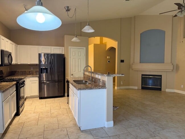 Building Photo - GORGEOUS 4 BEDROOM SINGLE STORY HOME
