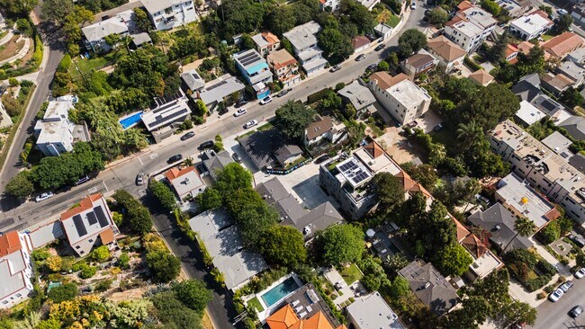 Building Photo - Newly Remodeled 1 Bed, 1 Bath Apartment in Prime Silver Lake!