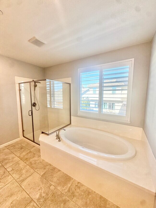 Building Photo - Stunning 5BR Home with Pool, Loft & 3-Car Garage!