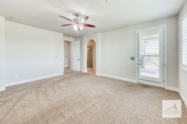 Building Photo - Beautiful 4 bedroom home on the Golf Course!