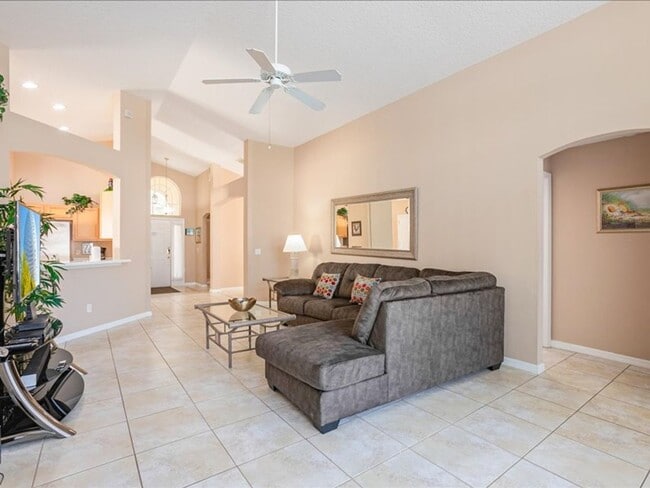 Building Photo - Stunning Fully Furnished 4-Bedroom, 3-Bath...