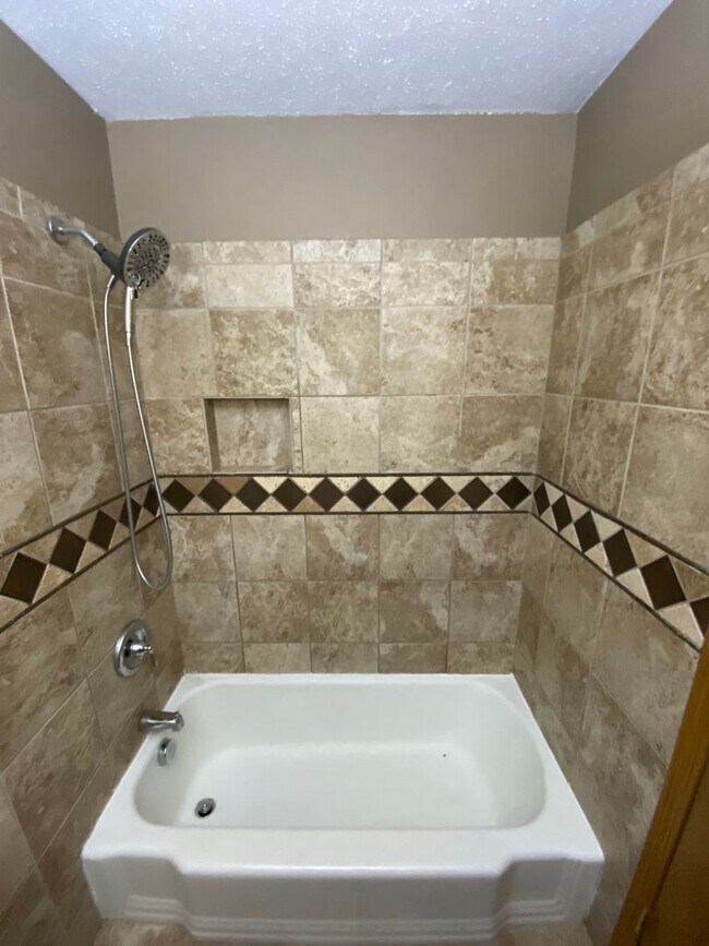 Building Photo - Huge Urbandale Home with Fenced In Back Yard!