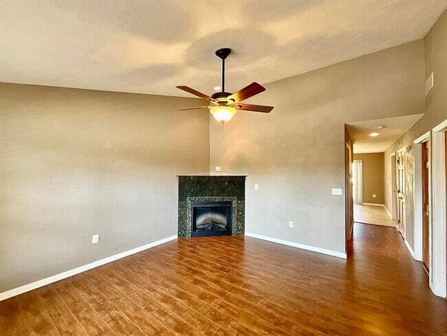 Building Photo - 819 Elm Way Ct