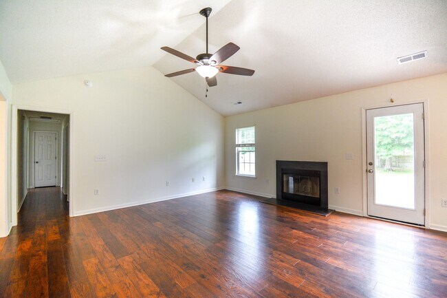 Building Photo - 3 Bedrooms and LARGE Backyard
