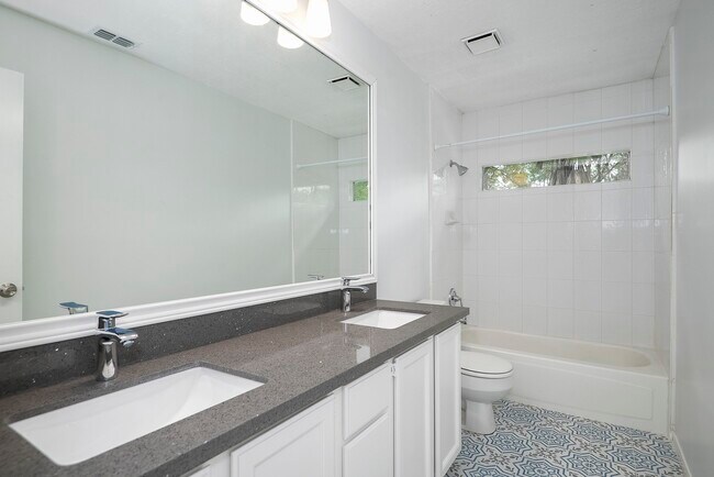 Building Photo - 10 Summithill Pl