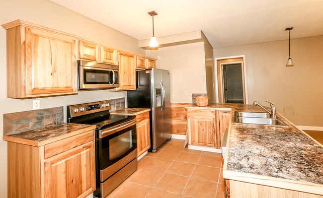 Building Photo - Beautiful 3 bedroom, 3 bath,  mother-in-law sweet with full kitchen in lower level.