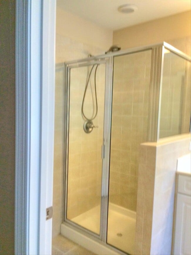 Building Photo - Beautiful 3 Bedroom / 2.5 Bathroom Townhome - Available End of June!