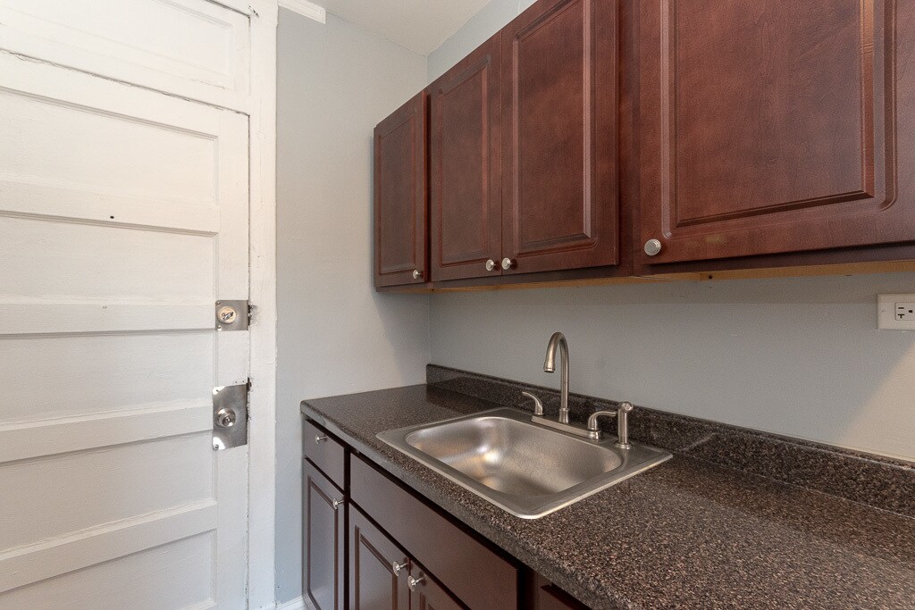 Building Photo - 3271 W Wrightwood Ave
