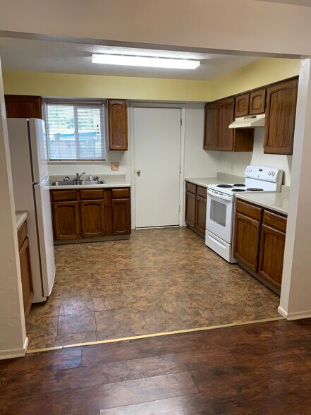 Building Photo - 914 Oak Ave