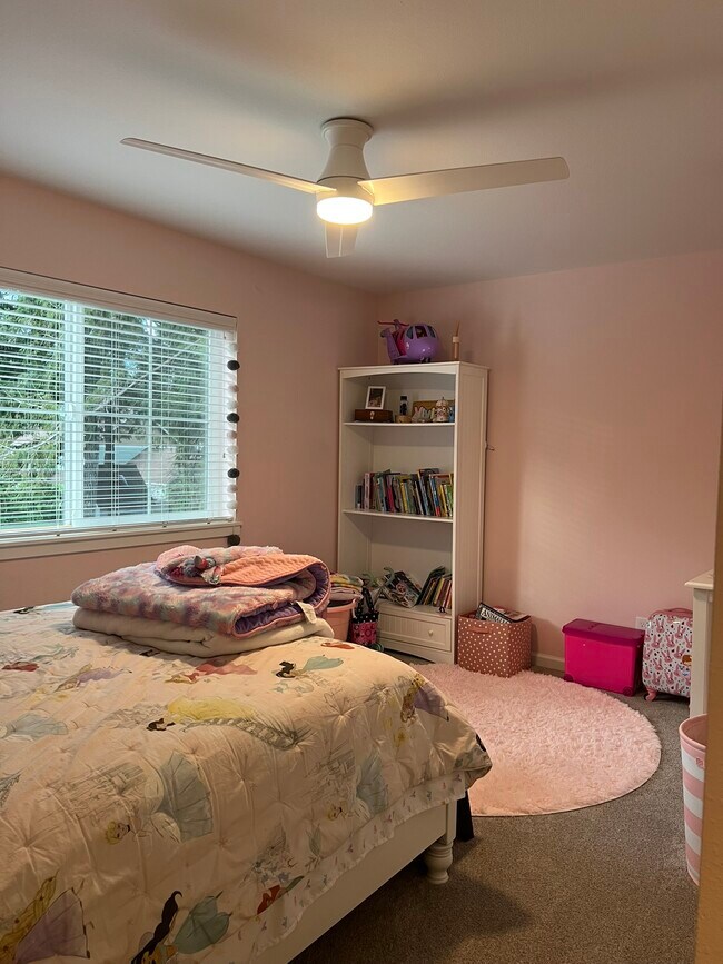 Building Photo - 381 E Lakeshore Dr