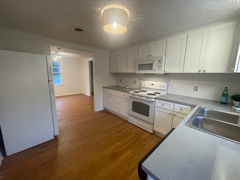 Quartz Countertops - 1001 Moreland Dr