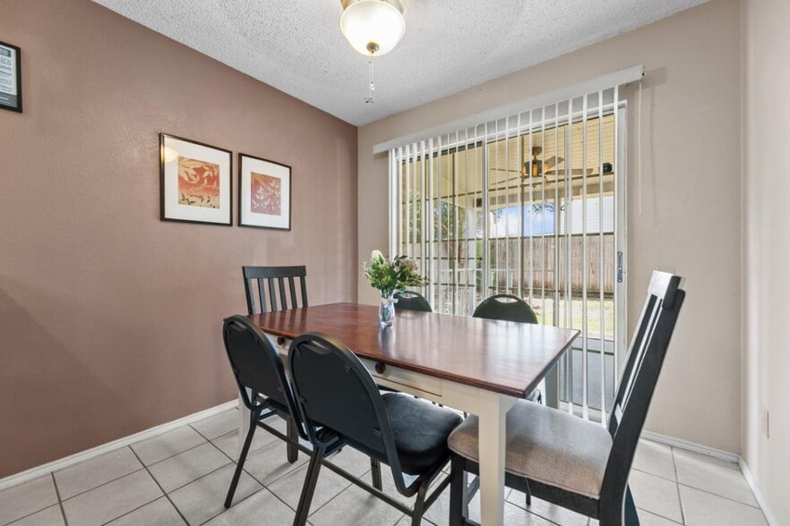 Building Photo - Stylish Fort Worth Home Near Chisholm Trail!
