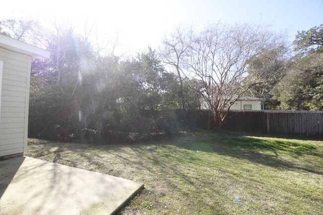 Building Photo - Inviting 2-Bedroom Home in West Pensacola ...