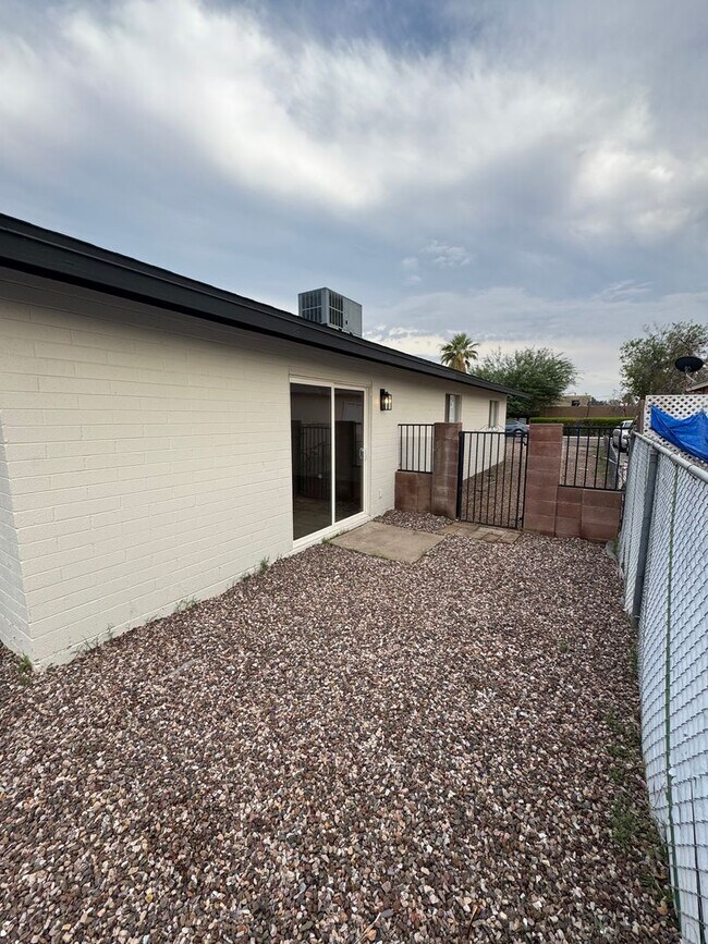 Building Photo - Fully upgraded home with garage!