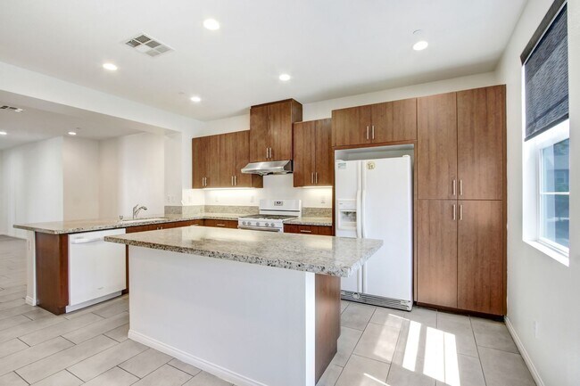 Building Photo - Tri-Level Azusa Townhome