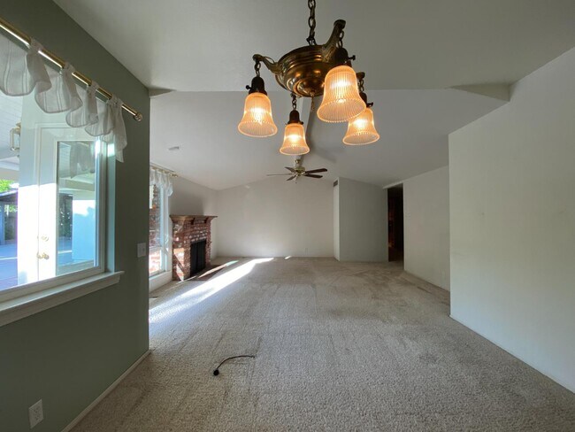 Building Photo - 1217 W Tenaya Way