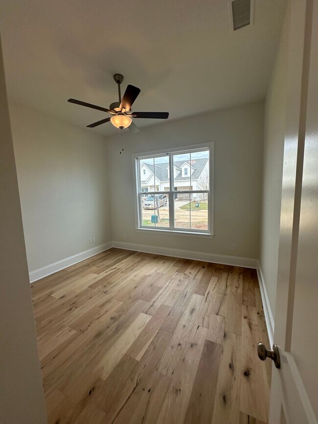 Building Photo - Gorgeous New Contsruction 3 bedroom/2 full...