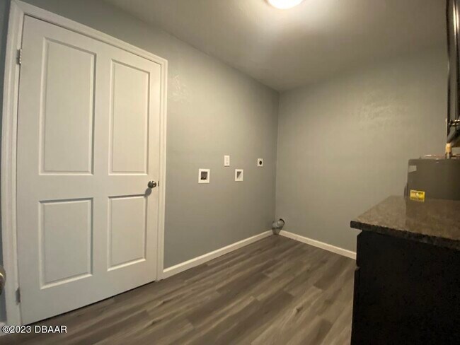 Building Photo - 215 N Oleander Ave