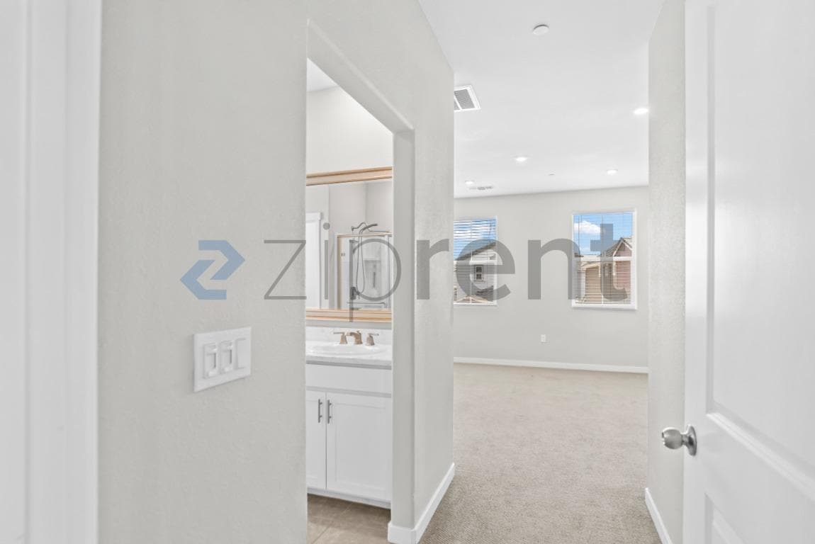 Building Photo - Unit