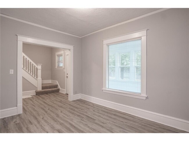 Building Photo - 1317 Reaney Ave E