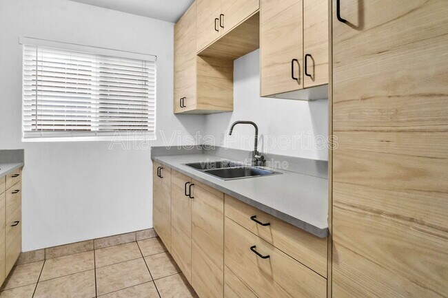 Building Photo - 425 Bonair St