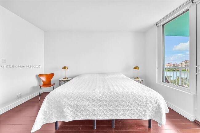 Building Photo - 400 South Pointe Dr