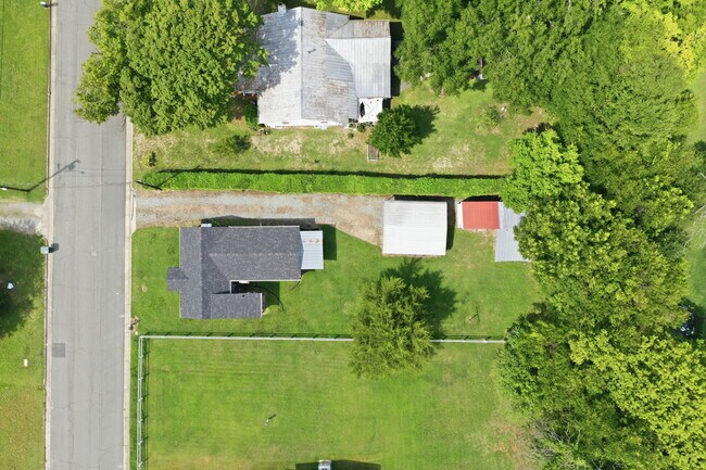Building Photo - 715 Larry Ave