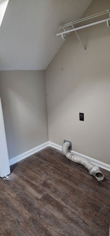 Building Photo - 5566 Kentwood Dr