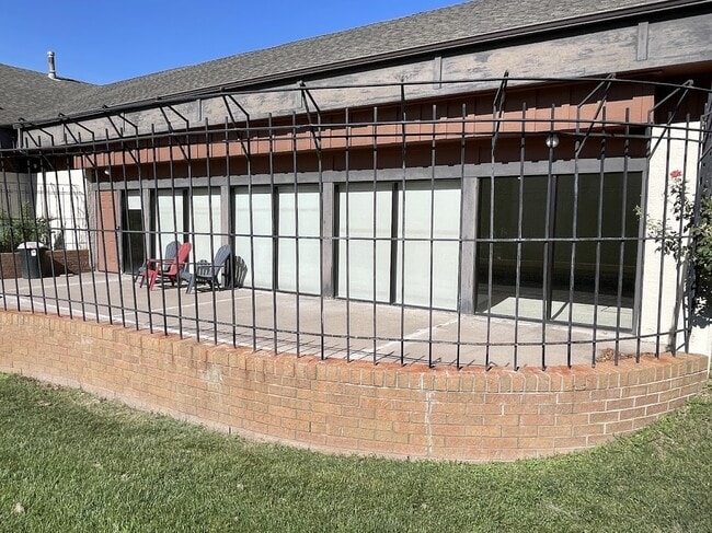 Building Photo - 3154 Lakeside Dr